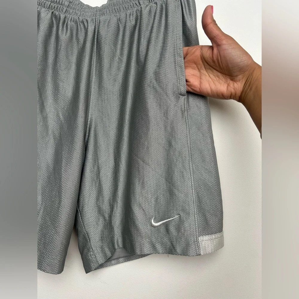 Nike Gray Athletic Shorts Lightweight Drawstring Size Small‎